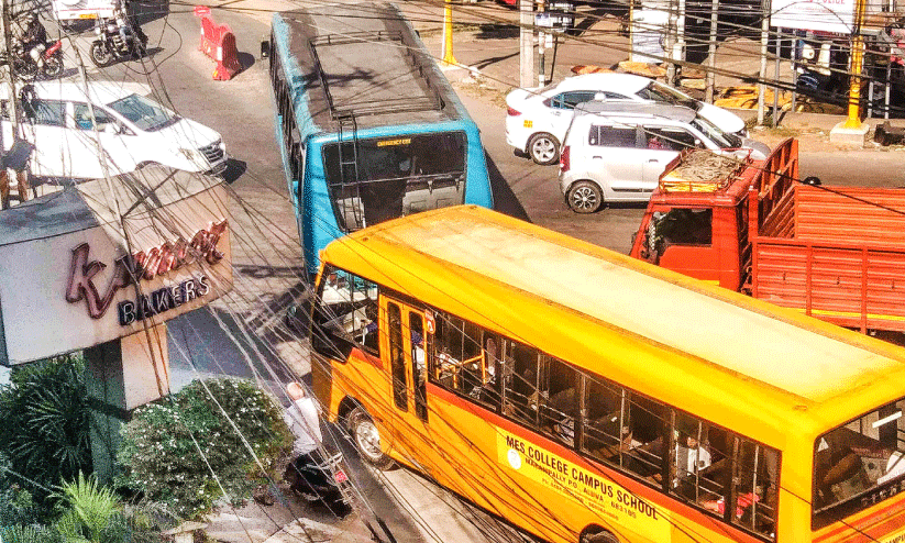 പെരുമ്പാവൂര്‍-കാലടി റോഡില്‍ സീബ്രാലൈൻ ഇല്ല; കാല്‍നടക്കാര്‍ പ്രതിസന്ധിയിൽ