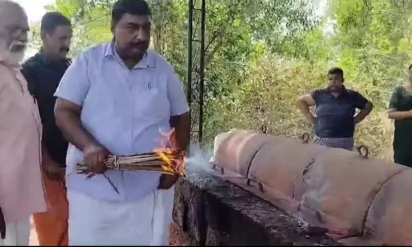 'ചെയ്തത് ശരിയാണോ എന്നറിയില്ല, മതം എന്ത് പറയുന്നു എന്നൊന്നും  നോക്കിയില്ല, ജീവിതത്തിൽ ആദ്യമായി ചിതക്ക് തീകൊളുത്തി'; ഹൃദയം തൊടുന്ന കുറിപ്പുമായി ഷാഹുൽ ഹമീദ്