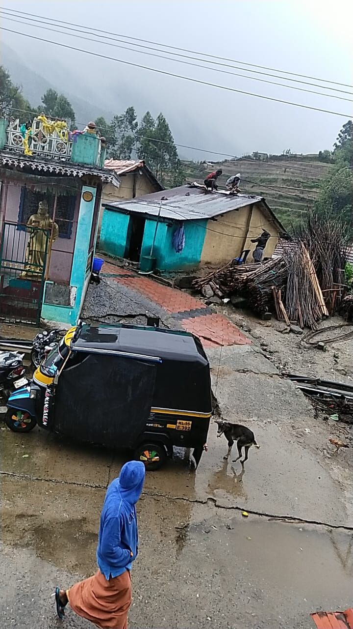 വട്ടവടയിൽ കാറ്റിലും മഴയിലും വീടുകൾ തകർന്നു ... കനത്ത മഴയും കടൽക്ഷോഭവും; പ്രളയ സാധ്യത മുന്നറിയിപ്പ്​