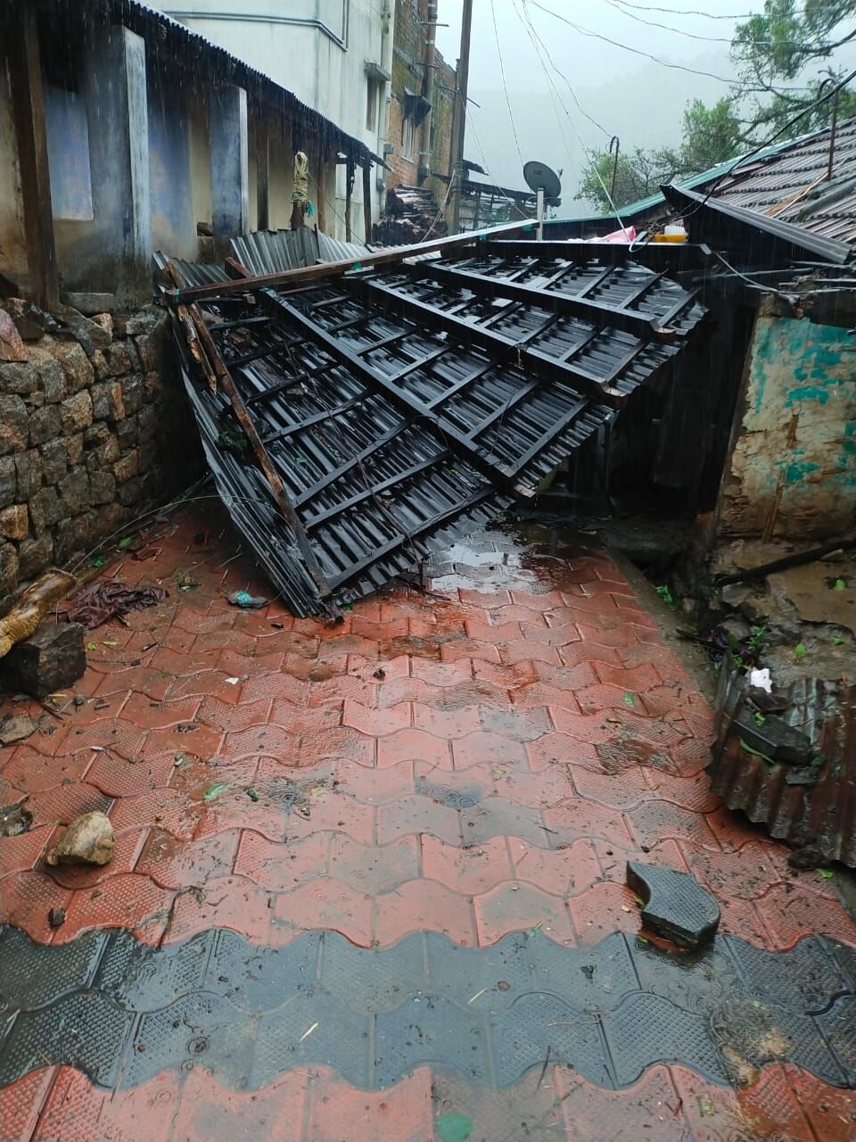 വട്ടവടയിൽ കാറ്റിലും മഴയിലും വീടുകൾ തകർന്നു ... കനത്ത മഴയും കടൽക്ഷോഭവും; പ്രളയ സാധ്യത മുന്നറിയിപ്പ്​