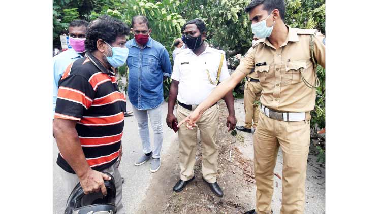 തലയിൽ വീഴാതെ വൻമരം;  അമ്പരപ്പ്​ മാറാതെ അരവിന്ദൻ 