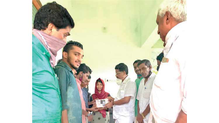 ടാ​ബ് സ​മ്മാ​നി​ച്ച് ബാ​വ ഹാ​ജി;  ഓ​ൺ​ലൈ​ൻ ക്ലാ​സി​ൽ  റ​മീ​സ​യും റ​ഹീ​സും ഹാ​ജ​ർ