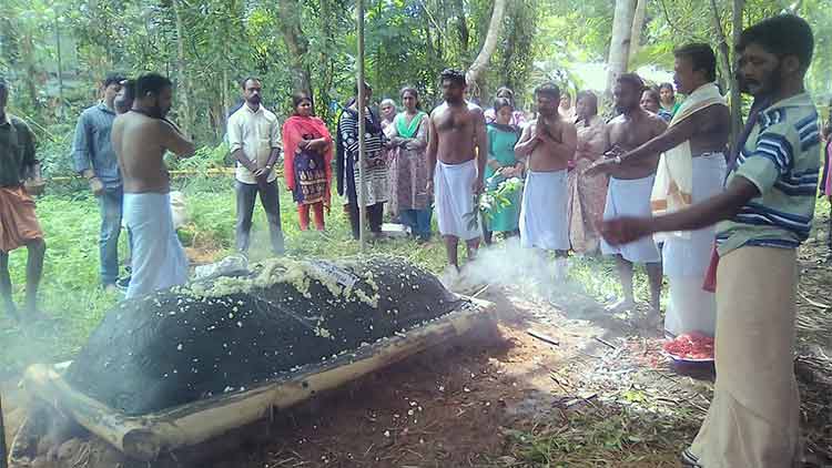 കുടുംബവഴക്ക്​: വീട്ടമ്മയുടെ മൃതദേഹം  സംസ്​കരിക്കാൻ ഇടമൊരുക്കി അയൽവാസി