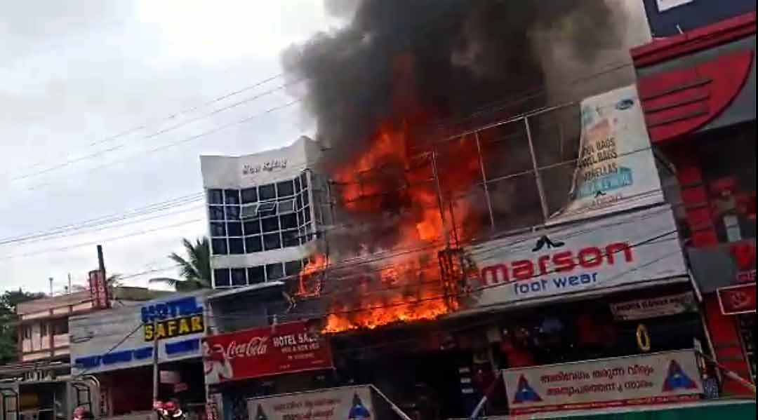 തോപ്പുംപടിയിൽ ചെരുപ്പ് കടയുടെ ഗോഡൗണിന് തീ പിടിച്ചു വൻ നാശനഷ്​ടം