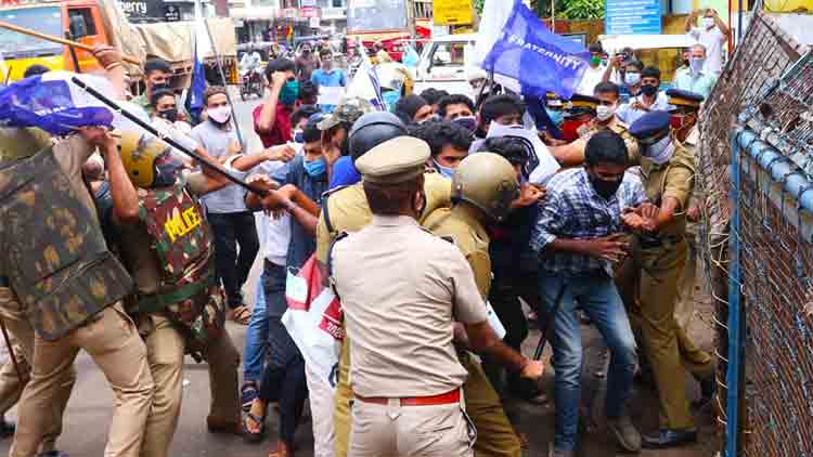 മലപ്പുറത്ത്​ ഫ്രറ്റേണിറ്റി മാർച്ചിന്​ നേരെ ലാത്തിച്ചാർജ്​; നിരവധി പേർക്ക്​ പരിക്ക്​