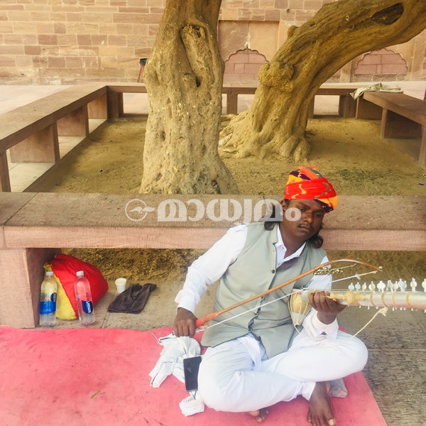 jaipru-man-with-instrument-in-meharangarh-fort