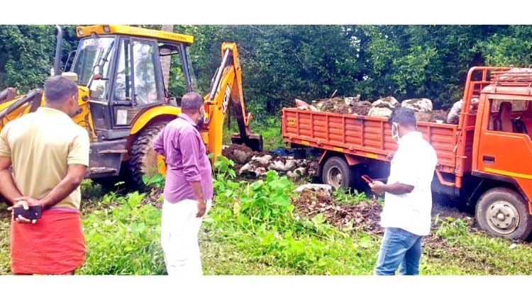 മാ​ലി​ന്യം ത​ള്ളി; നാ​ട്ടു​കാ​ർ ഇ​ട​പെ​ട്ട​തോ​ടെ  നീ​ക്കം​ചെ​യ്തു