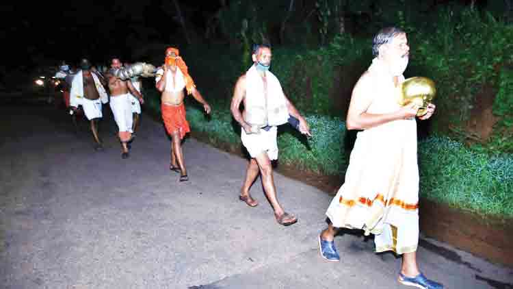 കൊ​ട്ടി​യൂ​ർ ഉ​ത്സ​വം: ഭ​ണ്ഡാ​ര​ങ്ങ​ളും തി​രു​വാ​ഭ​ര​ണ​ങ്ങ​ളു​മെ​ത്തി