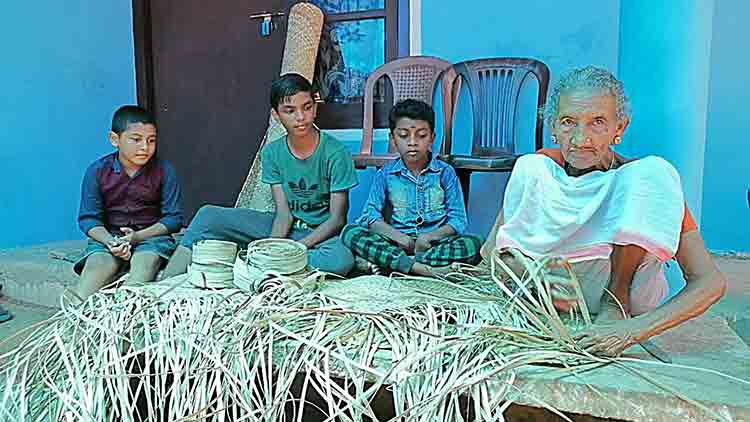 വയസ്സ്​ 86, എന്നുവെച്ച് കുഞ്ഞക്കിയമ്മക്ക് പായ നെയ്യാതിരിക്കാനാവില്ല! 