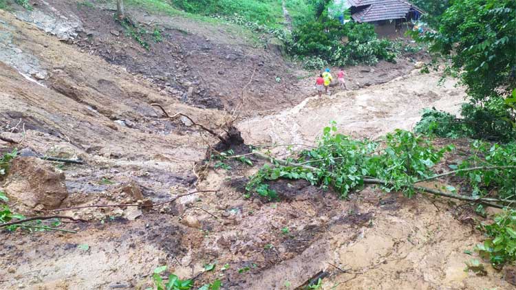 മലപ്പുറത്ത്​  ഉരുൾപൊട്ടലിൽ അഞ്ച്​ മരണം; കനത്ത നാശം