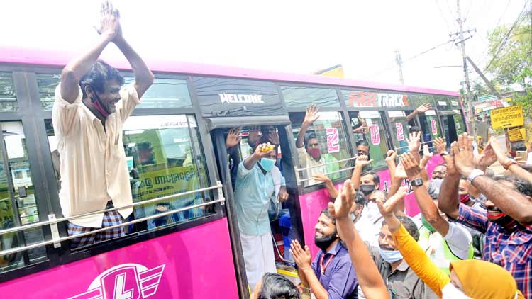 മ​ല​പ്പു​റത്തി​െൻറ  സ്​നേഹ​ത്തി​ന് ന​ന്ദി പ​റ​ഞ്ഞ് അ​ന്ത​ർ സം​സ്ഥാ​ന തൊ​ഴി​ലാ​ളി​ക​ൾ മ​ട​ങ്ങി