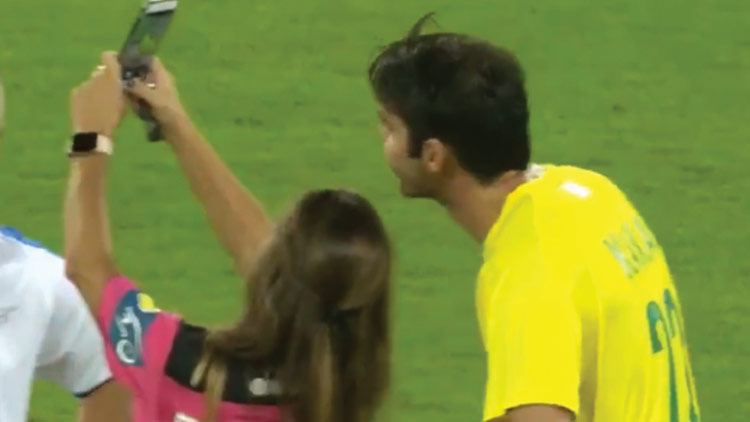 referee-taking-selfy-with-kaka.jpg