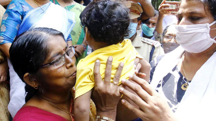 അ​മ്മ​യെ ക​ണ്ട് കൊ​തി​തീ​രാ​തെ ധ്രു​വ്; ഈറനണിഞ്ഞ്​ നാട്​